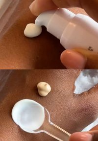 Hvit krem som pumpes ut fra en plastisk pumpe på brun hud, sammen med en beige krem på en skje, som viser teksturforskjeller.
