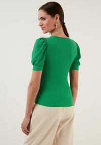 LELA SLIM FIT - Bluza - benetton