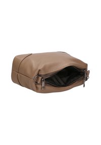 Borsa in pelle color tan con superficie testurizzata, forma rettangolare e apertura con cerniera. Presenta hardware in argento e una fodera interna nera.