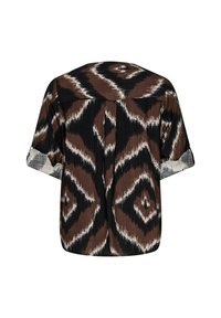 Smeđi košulja s uzorkom koja ima vertikalne nabore, kratke rukave s obručenim manžetama te crno-bijeli dijamantni uzorak na tkanini.