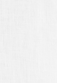Tissu blanc texturé avec un motif de tissage créant de petits carrés et une apparence subtile en forme de grille.