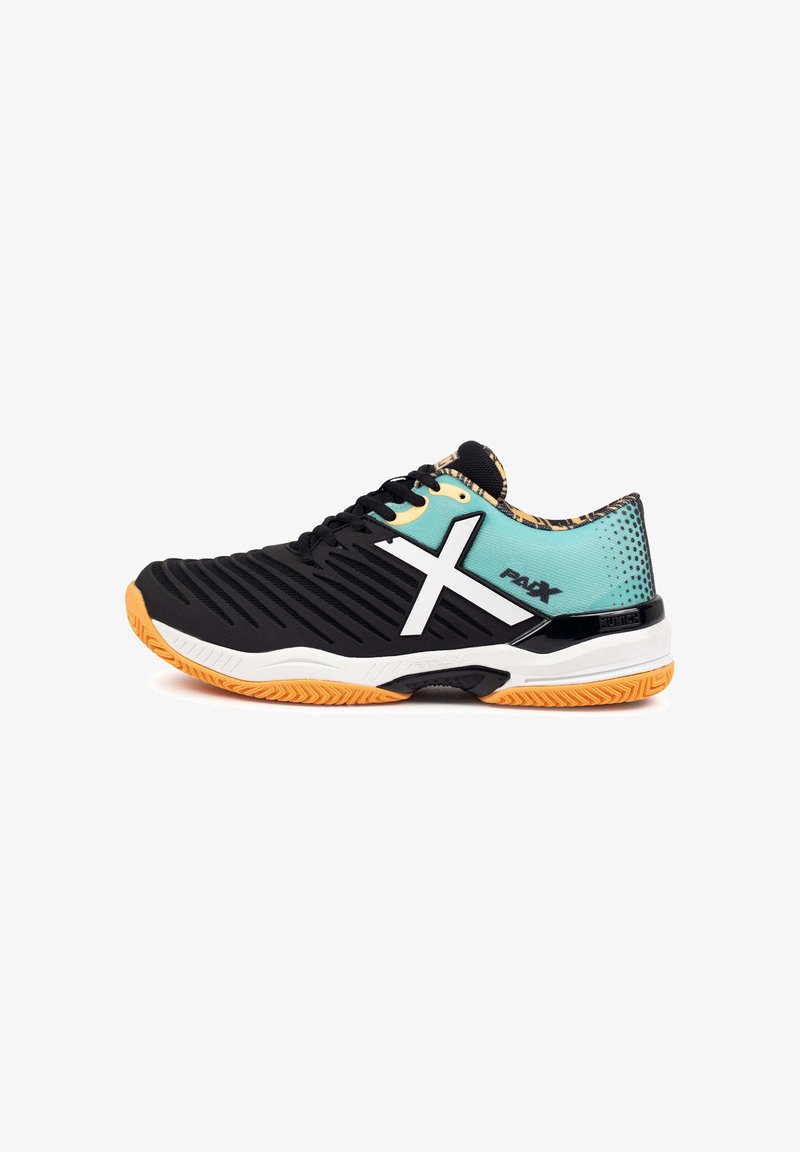Chaussure de sport basse noire et turquoise avec semelle blanche, semelle extérieure orange, grand logo blanc en forme de "X" et lacets noirs sur fond blanc.