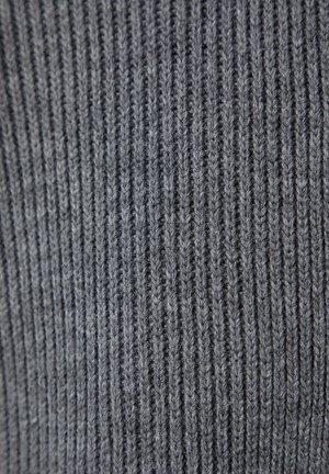 Artimas pilkos spalvos ribuoto megzto audinio vaizdas, kuriame matomos vertikalios tekstūrinės dygsnės ir minkštos siūlų skaidulos.