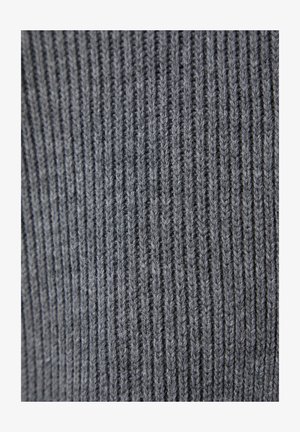 Artimas pilkos spalvos ribuoto megzto audinio vaizdas, kuriame matomos vertikalios tekstūrinės dygsnės ir minkštos siūlų skaidulos.