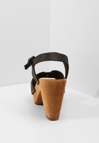 Sanita Drewniaki i Chodaki