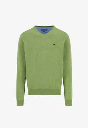 Hellgrüner V-Ausschnitt-Pullover mit langen Ärmeln, Rippbündchen an Ärmelenden und Saum, mit einem kleinen dunkelblauen gestickten Logo auf der linken Brust.