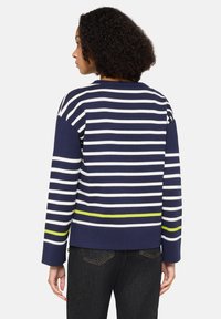 Marineblauwe gestreepte trui met witte en groene accenten, met een ontspannen pasvorm en brede mouwen. Glad oppervlak, halflange lengte.