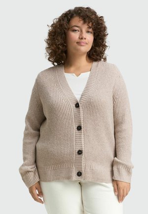 Gilet en tricot beige clair présentant un décolleté en V, une texture côtelée, de longues manches et cinq boutons noirs sur le devant.