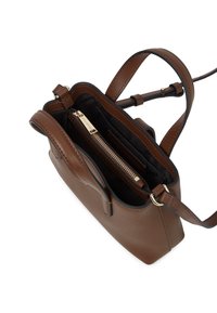 Hnědá kožená kabelka se strukturovaným tvarem, jedinou kapsou na zip a nastavitelným ramenním popruhem. Interiér podšitý černou látkou.