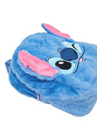 Borsa in peluche blu con un volto di personaggio ricamato, grandi occhi blu e orecchie rosa. Forma rettangolare con chiusura a zip.