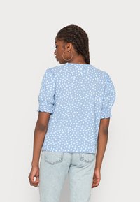JDY JDYJULIA SMOCK - Blusa - della robbia blue/cloud dancer