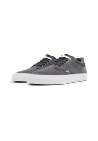 Zapatillas de ante gris con suelas de goma blanca, cordones en contraste y un diseño de corte bajo que presenta un collar acolchado y un detalle de logo en el lateral.