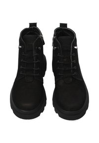 Černé nubukové kotníkové boty s kulatou špičkou, šněrováním vpředu, bočním zipem a pevnou gumovou podešví. Obsahují dvojité poutka pro snadné obouvání.