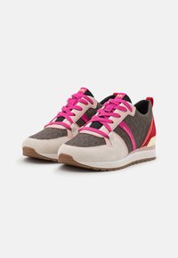 Scarpe sportive in suede grigio e rosa, con una tomaia in tessuto decorato, spesse stringhe rosa e un tallone con dettagli in oro.
