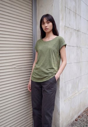 Urban Classics LADIES LONG BACK SHAPED SPRAY DYE TEE - T-shirts basic - olive