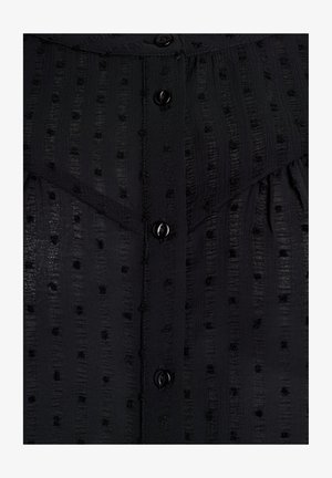 Svart skjorta med knapp-up i strukturerad tyg med vertikala ränder och små prickar. Har svarta knappar och en lätt rynkad design.