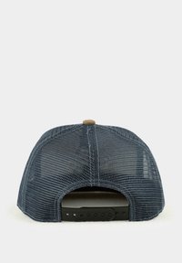 Blaue Netzmützen mit einem soliden Rücken, die oben einen hellbraunen Knopf und einen verstellbaren Plastikverschluss für die Größenanpassung besitzen.