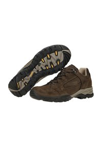 Braune Wildleder-Wanderschuhe mit schwarzen Gummisohlen, strukturiertem Obermaterial und Schnürung. Seitliche Einsatzpanels für Atmungsaktivität und traktionsförderndes Profil.