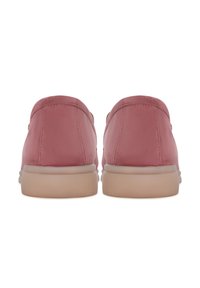 Scarpe slip-on in suede rosa con punta arrotondata, suola in gomma a profilo basso e dettagli di cucitura discreti sul retro.