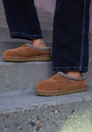 UGG TASMAN - Lahtised kingad - chestnut