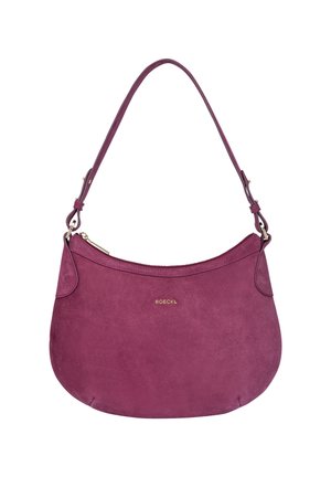 Lila Wildleder-Handtasche mit geschwungener Form, einem einzelnen Schulterriemen und einem Reißverschluss. Hat ein goldfarbenes Logo, das dezent auf der Vorderseite angebracht ist.