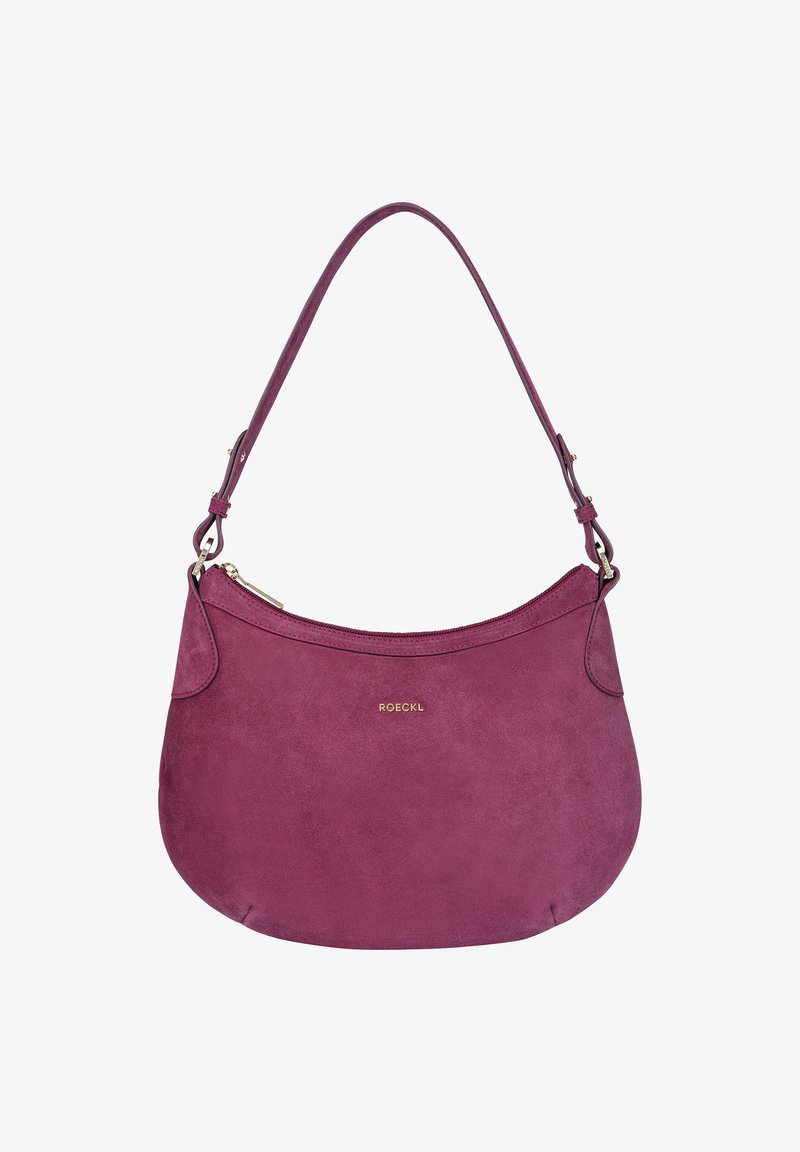 Lila Wildleder-Handtasche mit geschwungener Form, einem einzelnen Schulterriemen und einem Reißverschluss. Hat ein goldfarbenes Logo, das dezent auf der Vorderseite angebracht ist.