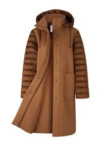Dlouhý hnědý kabát s prošívanými vatovanými rukávy a kapucí, předními cvočky a velkou obdélníkovou kapsou na pravé straně.