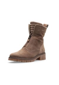 Stivaletto in camoscio marrone con chiusura a zip, collo a coste e suola robusta con tacco spesso per una maggiore stabilità.