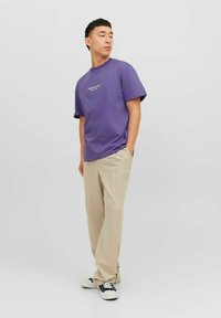 Jack & Jones JORVESTERBRO CREW NECK - Camiseta estampada - twilight purple
