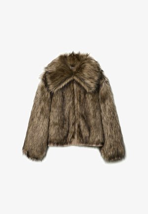 Faux-Fur-Jacke in Brauntönen, mit weitem Kragen, langen Ärmeln und Reißverschluss. Die Textur ist flauschig und hat ein weiches, luxuriöses Aussehen.
