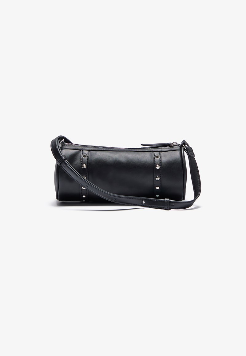Bolsa de ombro em couro preto com formato cilíndrico, apresentando tachinhas prateadas ao longo dos lados e um fecho de zíper. Inclui uma alça destacável.