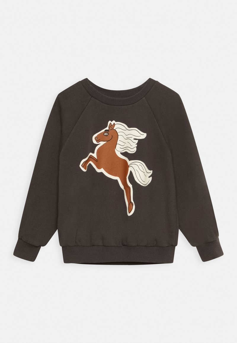 Sweat-shirt marron foncé avec un col rond et des poignets côtelés, arborant un motif de cheval sautant en orange et blanc sur le devant.