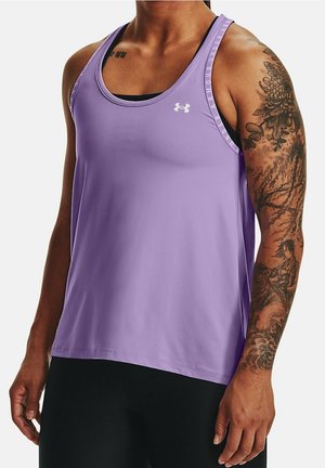 Personne portant un haut de sport sans manches violet Under Armour, montrant des tatouages floraux et figuratifs détaillés sur le bras droit.
