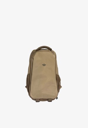Mochila de color beige con un exterior liso, logo grabado sutilmente, bolsillos laterales de malla, asa superior y correas ajustables.