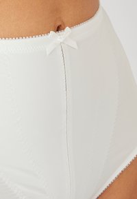 Bragas blancas de tiro alto con una textura suave, que presentan un pequeño lazo decorativo y delicadas costuras a lo largo de la cintura y las costuras.
