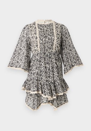 Αμάνικο φόρεμα σε ασπρόμαυρο φλοράλ σχέδιο με φαρδιά μανίκια 3/4, πιέτες στο μπροστινό μέρος, δαντέλα στα τελειώματα και στρώσεις με βολάν στο τελείωμα.