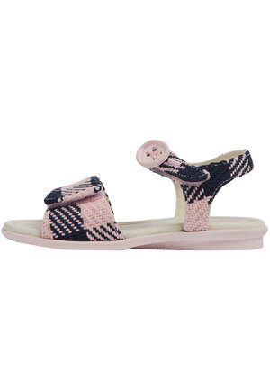Vävd tygsandal i rosa och marinblå, med en dekorativ knapp, öppen häl och platt rosa sula. Texturerad överdel med mönster.