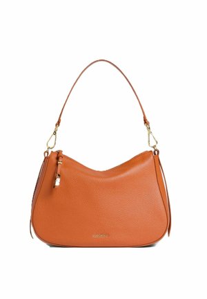 Borsa a tracolla in pelle marrone chiaro con fibbie dorate, chiusura a cerniera e manico corto, marchiata Coccinelle al centro davanti.