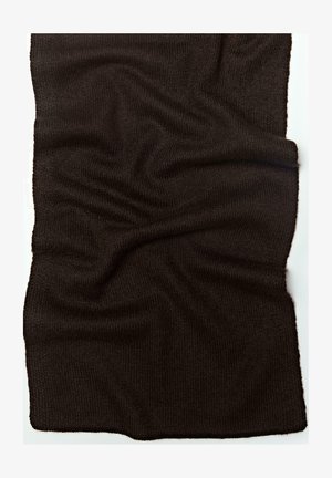 Hnědá pletená deka s texturovaným, měkkým vzhledem, která má zmačkaný, splývavý design a nerovné okraje.