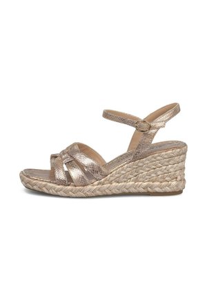 Sandalia con cuña con tiras texturizadas metálicas, hebilla en el tobillo y suela de plataforma de cuerda trenzada en tonos beige, vista lateral sobre fondo blanco.