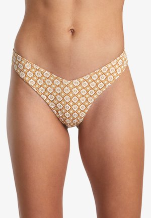 Bikiny s květinovým vzorem na zlatém pozadí, s nízkým střihem a tenkými bočními pásky pro minimální zakrytí.