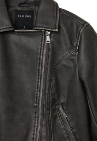 Giubbotto in pelle nera con colletto a punta, cerniera argentata e tasca laterale. Presenta una finitura testurizzata e dettagli di cucitura. Taglia small.