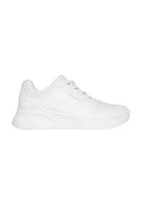 Zapatillas deportivas blancas hechas de material sintético, con una superficie lisa, acentos perforados y un diseño de suela gruesa.