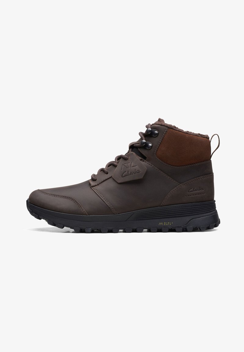 Bottes de cheville imperméables marron avec une tige en cuir lisse, des accents en daim, une semelle en caoutchouc texturée et un design à lacets.