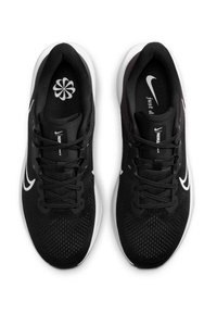 Sorte atletiske sko med mesh-overdel, snørebånd og hvide detaljer. Polstret sål og "just do it" logo synlig indeni.