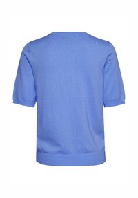 Lichtblauwe gebreide trui met korte mouwen, een ronde halslijn en geribde zoom en manchetten. De stof lijkt zacht en licht gestructureerd.