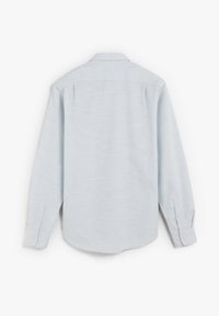 Lichtblauw langemouwen shirt met een gestructureerd patroon, knoopmanchetten en een rugpand. Standaard kraag en gebogen onderkant.