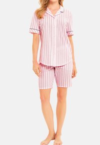 Korte mouw, knoopsluiting pyjama set in roze met witte en blauwe verticale strepen; losse shorts met bijpassend patroon en manchetten.