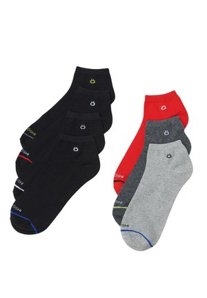 Conjunto de calcetines cortos en negro, gris y rojo. Incluye características como una textura suave, puños acanalados y detalles de logotipo sutiles en colores contrastantes.