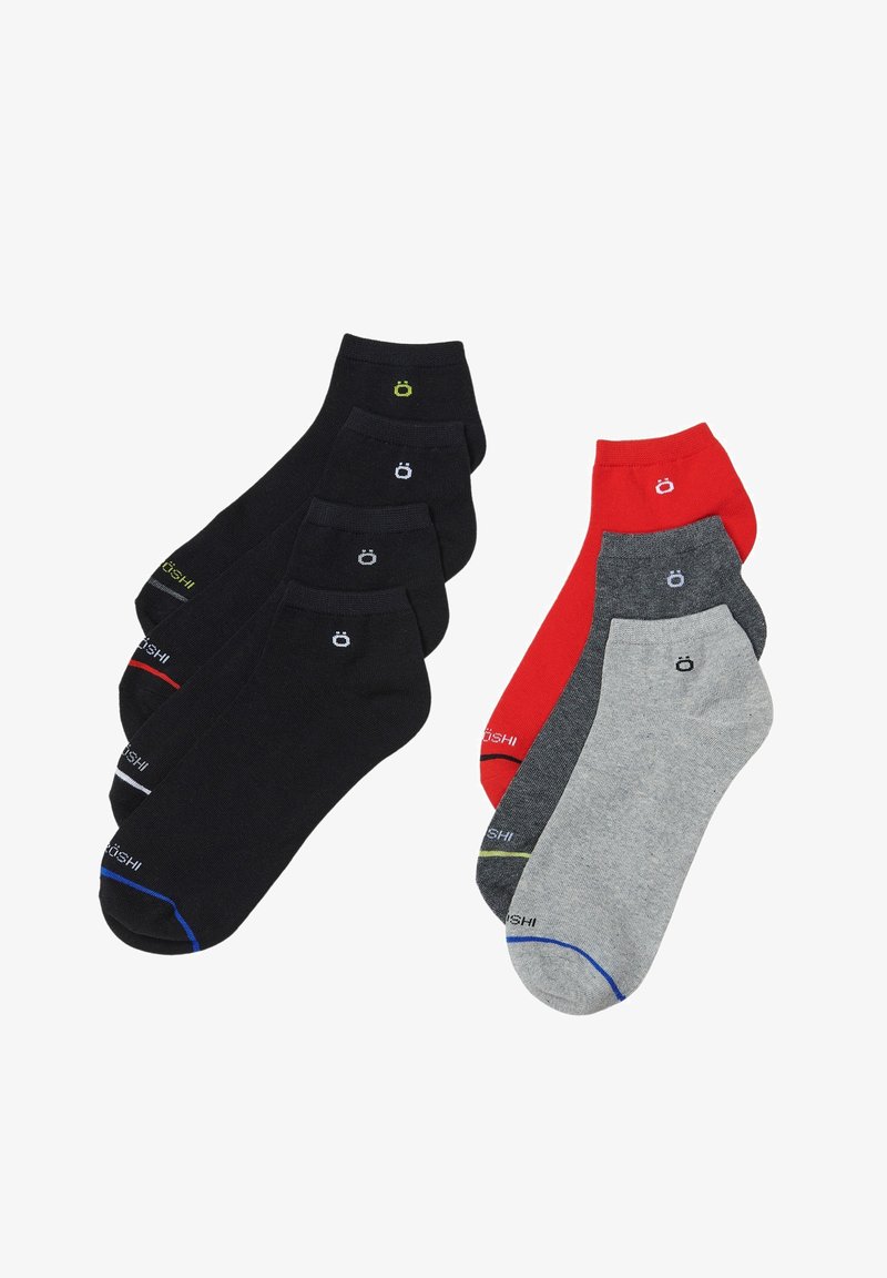 Conjunto de calcetines cortos en negro, gris y rojo. Incluye características como una textura suave, puños acanalados y detalles de logotipo sutiles en colores contrastantes.